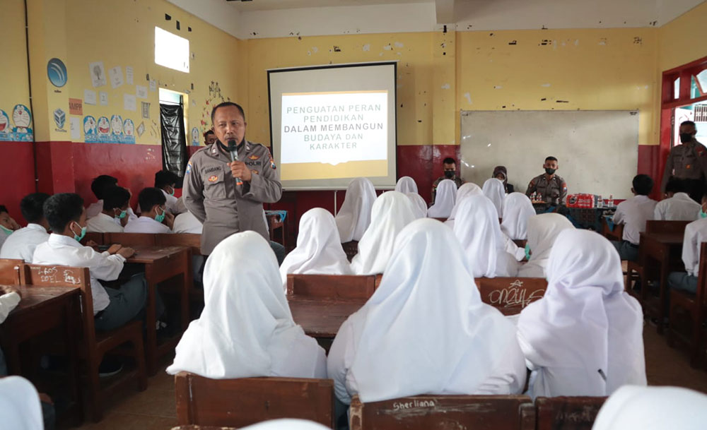 Anggota Satbinmas Polres Malang saat memberikan bimbingan penyuluhan pada siswa-siswi SMK Budi Mulia.