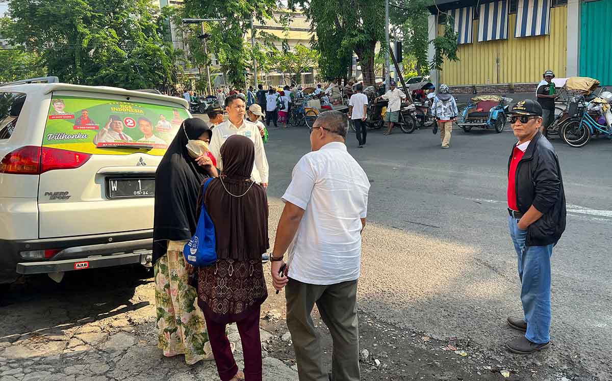 Pendiri RGS Indonesia, Moh. Khozin, dan Ketua Umum, Taufiq Muhammad  saat giat sosial bagi-bagikan ratusan  kaos bergambar RGS Prabowo -Gibran. Foto: Ist