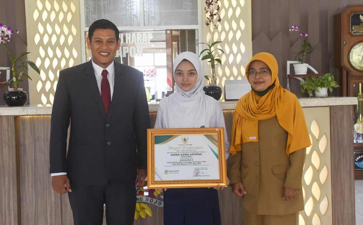 Wali Kota Kediri, Abdullah Abu Bakar, saat bersama Amira Azwa Safrina, juara di ajang MTQ Nasional cabang Khath Quran. Foto: Ist