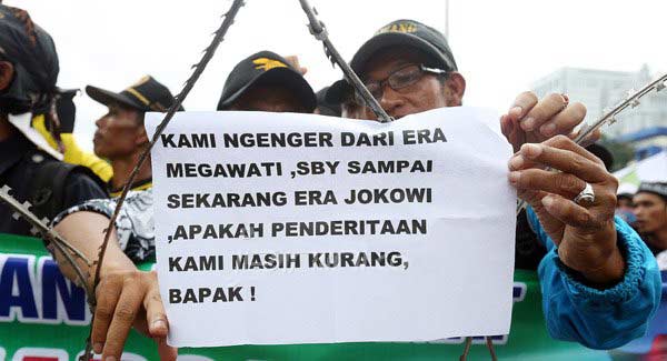Ribuan honorer kategori 2 (K2) saat demo di Istana negara. foto: jpnn