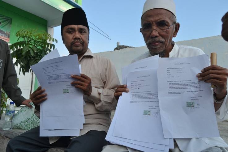 Ulama dan tokoh masyarakat memperlihatkan isi pernyataan desakan pemilihan ulang di Sampang. foto: junaidi jufa/Bangsa Online