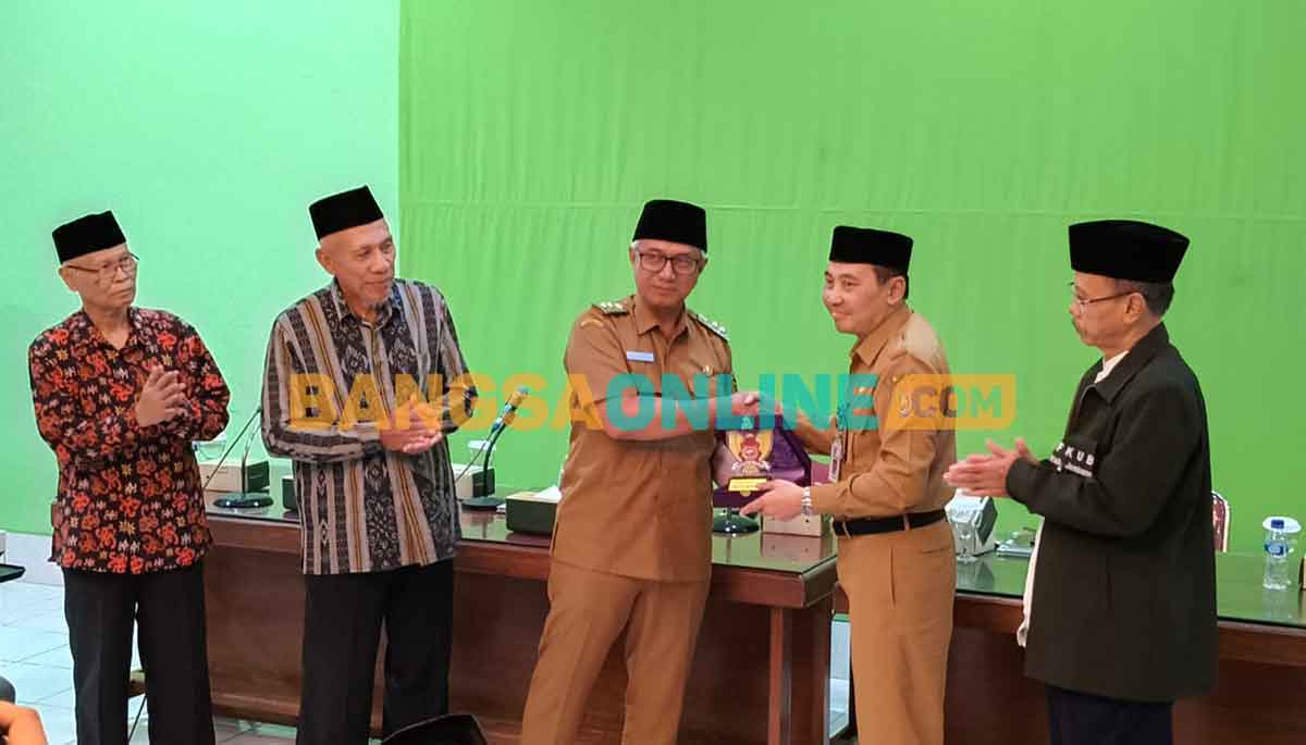 Wakil Wali Kota Kediri saat memberikan cendera mata kepada Kepala Bakesbangpol Jombang. Foto: MUJI HARJITA/BANGSAONLINE