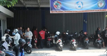 Nasabah PT DBS berkumpul di depan kantor perusahaan  menuntut pengembalian dana yang mereka investasikan. foto: Try Susanto/BangsaOnline.com