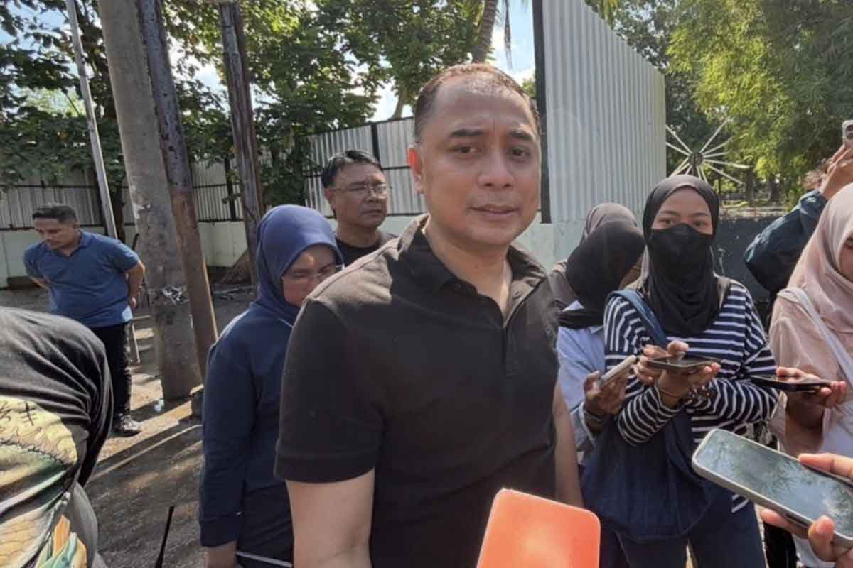 Wali Kota Surabaya, Eri Cahyadi di TPS Simpang Dukuh, Rabu (1/4/2026). Foto: Kompas.com
