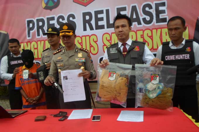 Tersangka beserta barang bukti saat dirilis.