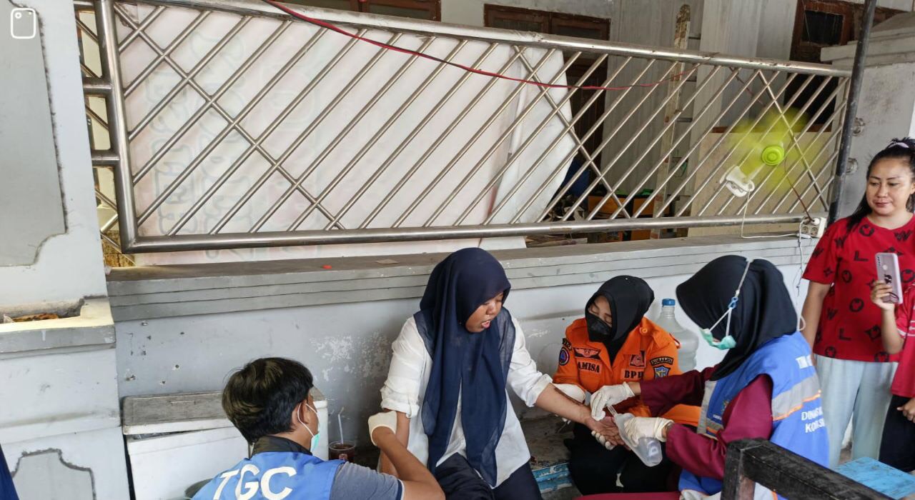Korban saat mendapat pertolongan medis