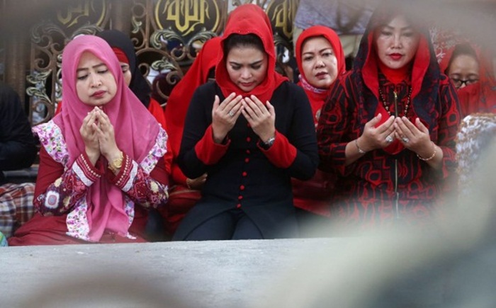 Puti yang hadir bersama Cagub Saifullah Yusuf (Gus Ipul) itu tampak khusyuk berkirim doa untuk ulama besar yang menjadi guru banyak kiai tersebut. Foto: IST