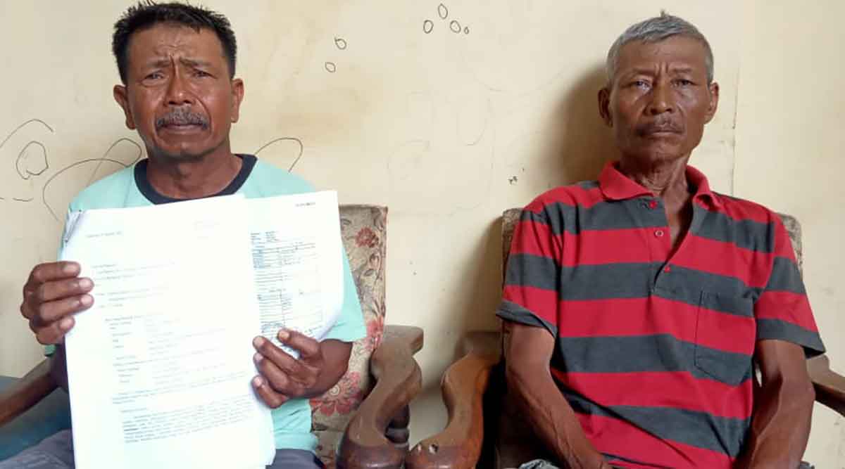 Lahuri dan Sarmadi saat menunjukan berkas laporan yang ditujukan ke Kepala Desa Ngadiboyo, Aries Tri Rahendra.