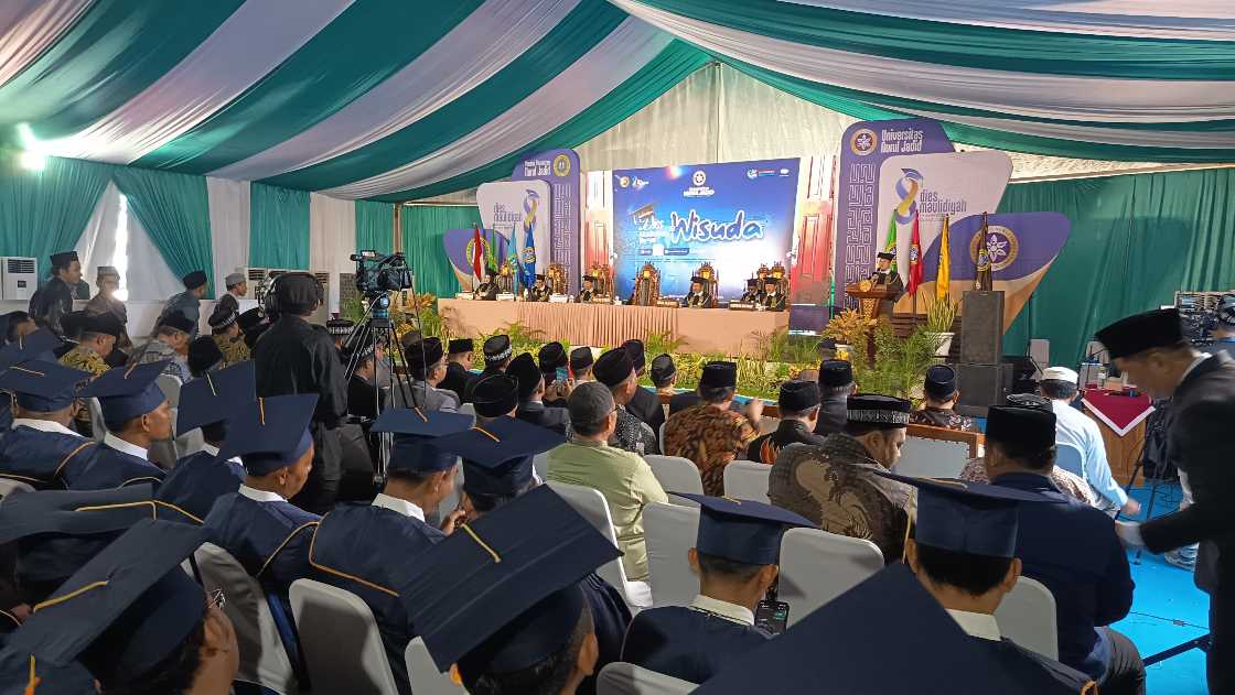 Universitas Nurul Jadid saat mewisuda ribuan mahasiswanya di lapangan Ponpes Nurul Jadid Paiton. Foto : Andi Sirajudin.