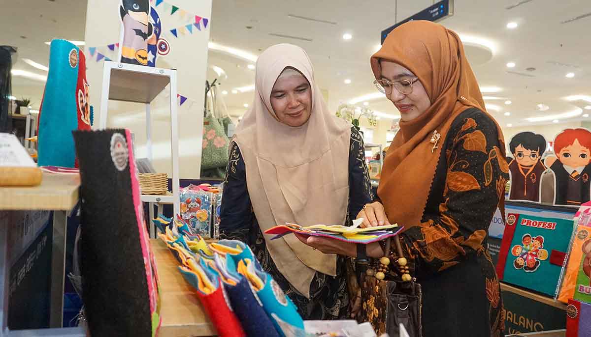 Ketua Dekranasda Kota Pasuruan saat meninjau salah satu stan UMKM.