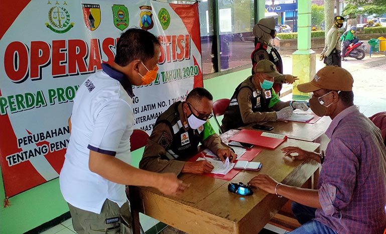 12 Orang Terjaring Operasi Yustisi Razia Masker di Depan Stadion Menak Sopal Trenggalek