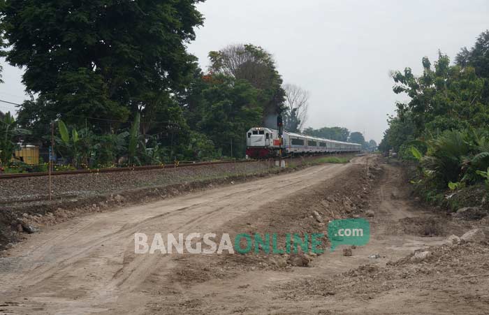 Salah satu titik pengerjaan proyek rel kereta api ganda (double track) di Desa Sumbermulyo, Kecamatan Jogoroto, Kabupaten Jombang. (foto : rony s/bangsaonline)