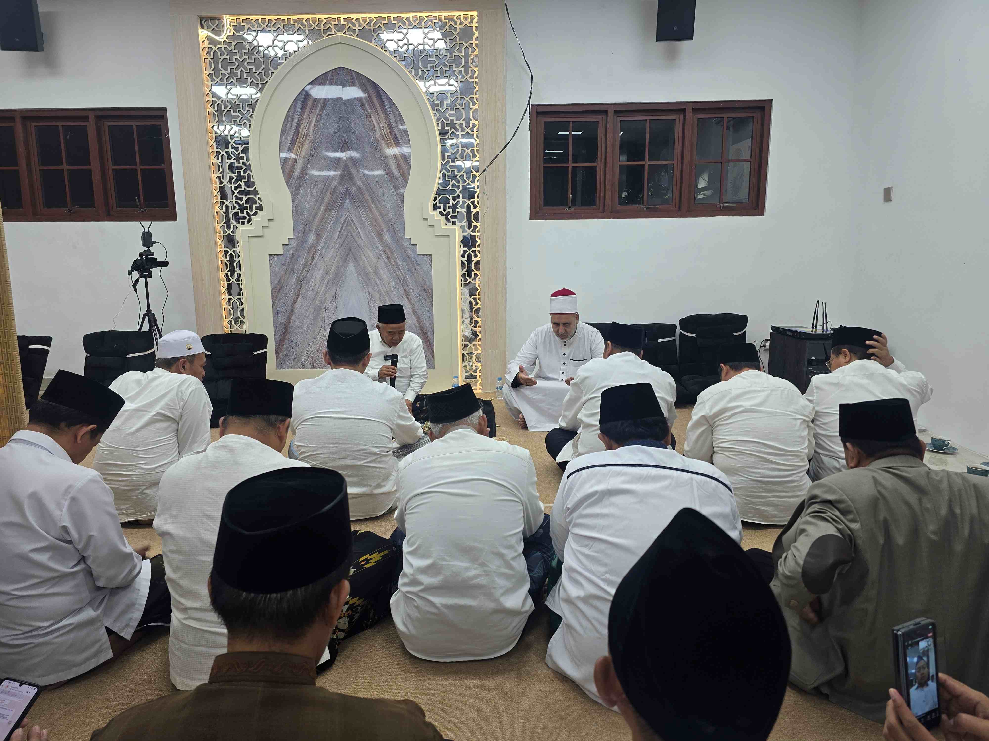 Ratusan kiai, tokoh masyarakat, dan pejabat mengikuti shalat malam, istighatsah dan khataman Al Quran di kantor Jaringan Kiai Santri Nasional (JKSN) di Pondok Pesantren Amanatul Ummah Jalan Siwalankerto Utara Surabaya, Selasa (3/3/2026) malam. Foto: bangsaonline