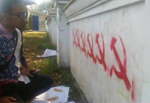 Lambang PKI yang digambar di salah satu pagar gedung Unej. (yudi/BANGSAONLINE)