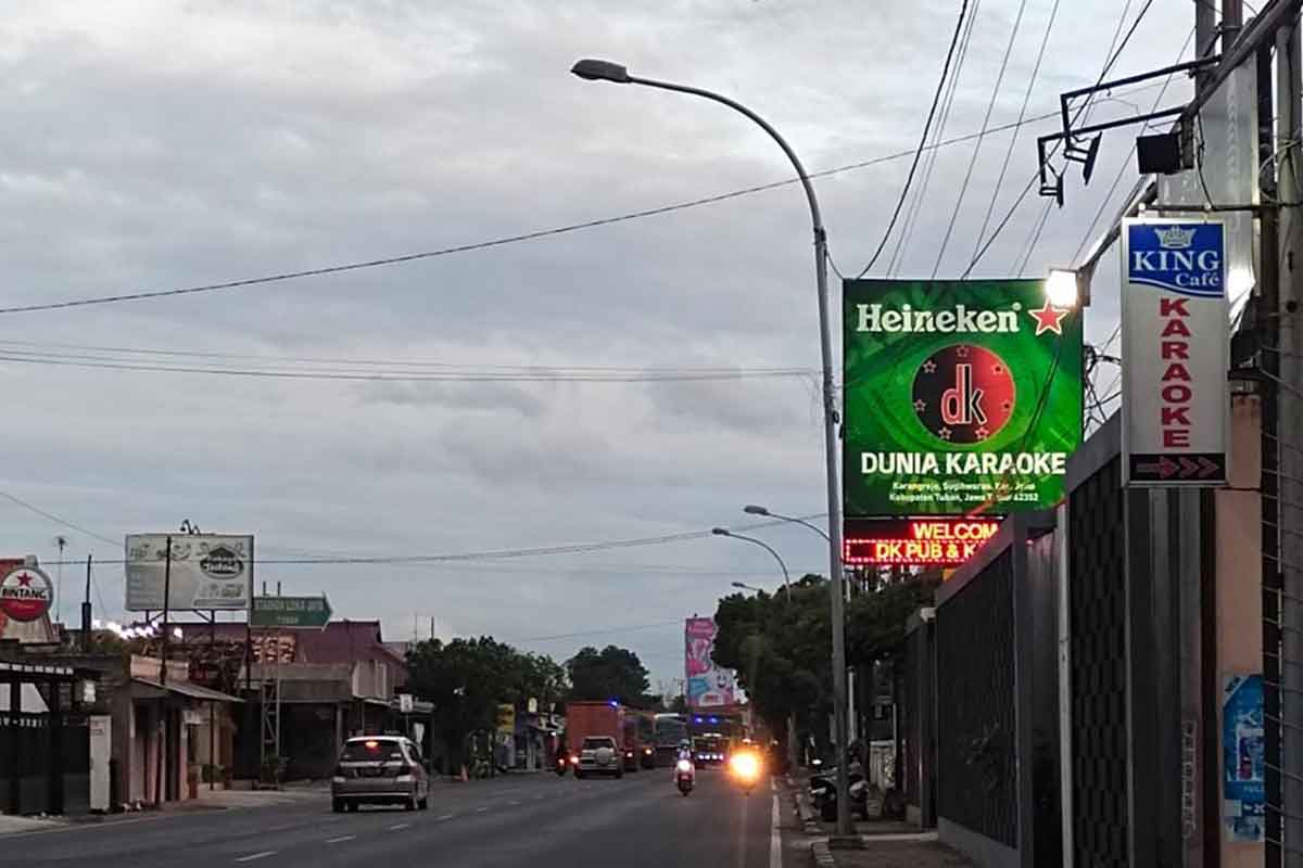 Hiburan malam Dunia Karaoke (DK) yang berada di Jalan Semarang-Surabaya, Desa Sugihwaras, Kecamatan Jenu, Kabupaten Tuban