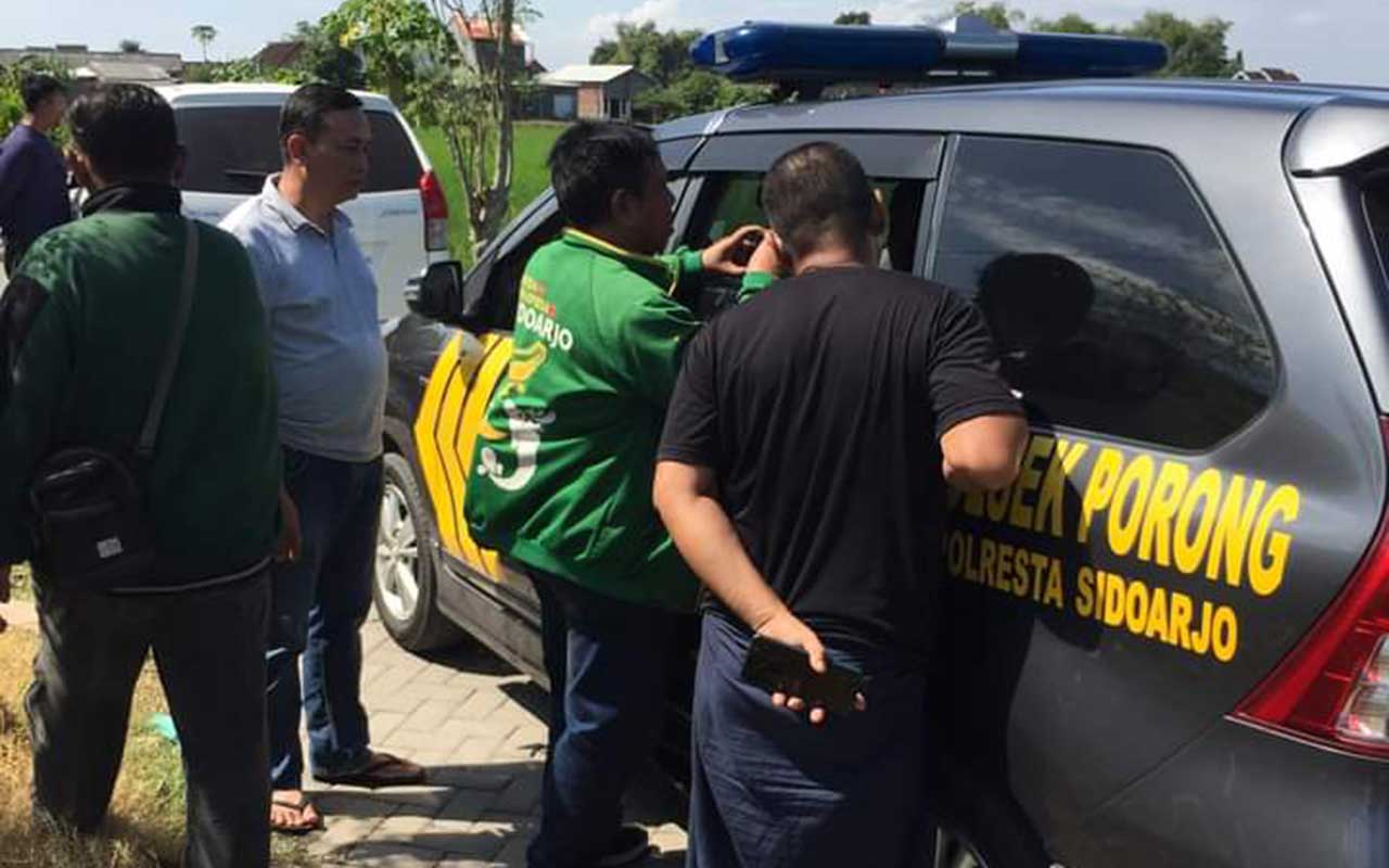 Polsek Porong saat mengamankan Cerli yang dicurigai warga sebagai pengedar narkoba.