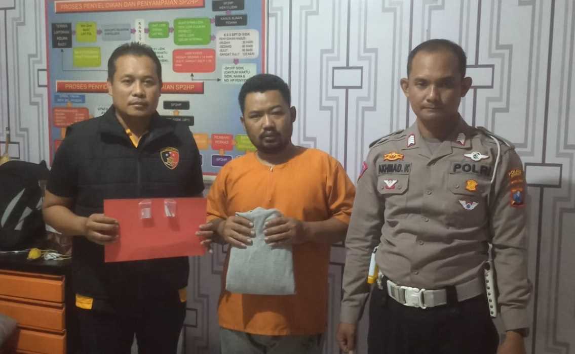 Petugas Polsek Duduksampeyan memamerkan tersangka kepada awak media. Foto: Ist.