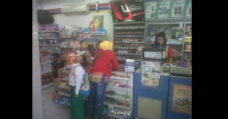 Minimarket Indomaret di Raya Sedati Agung yang kembali beroperasi usai kerampokan, kemarin. foto : nanang ichwan/BangsaOnline.com