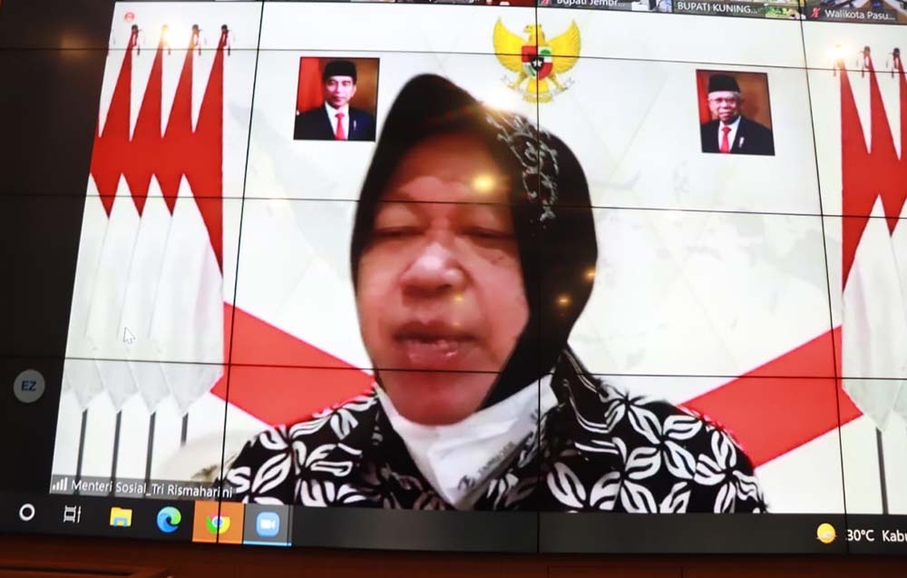 Menteri Sosial (Mensos) Tri Rismaharini (Risma) menggelar rapat koordinasi (rakor) bersama gubernur, bupati, dan wali kota se-Jawa dan Bali secara virtual.