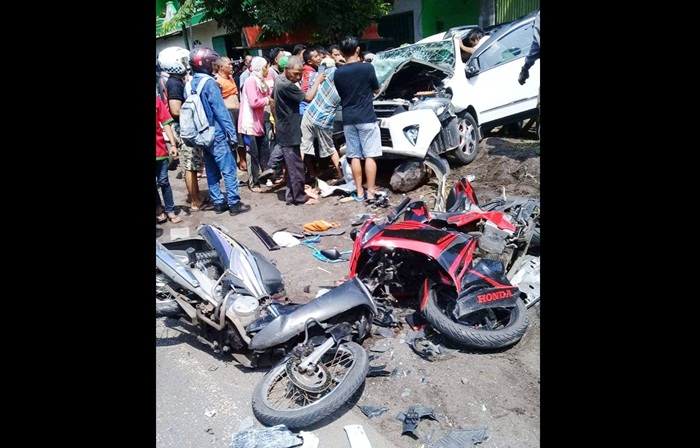 Tampak kerusakan tiga kendaraan yang jadi korban kecelakaan beruntun.