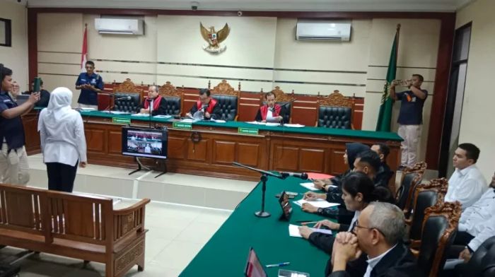 Gubernur Khofifah saat diambil sumpah sebelum memberikan kesaksian di Pengadilan Tipikor Surabaya