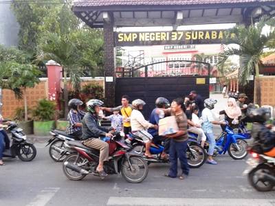 ?Pembagian takjil disambut antusias pengguna jalan. Foto:irwan/BANGSAONLINE
