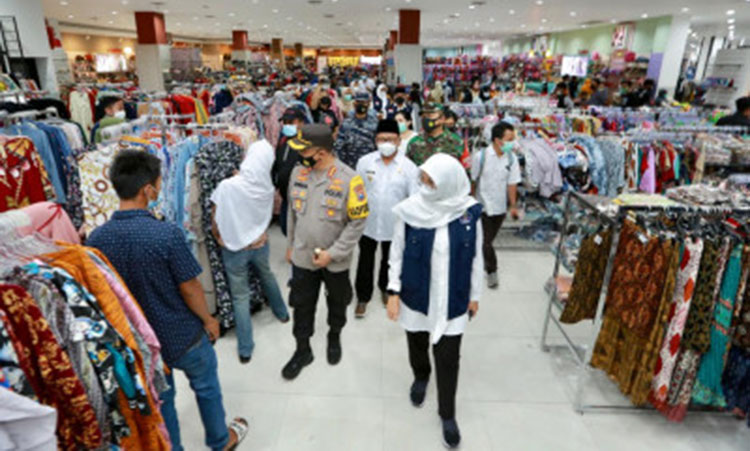 Jajaran forkopimda menggelar inspeksi mendadak, Kamis (6/5/2021) sore, di sejumlah pusat perbelanjaan, di antaranya Roxy, Vionata, dan Ramayana. (foto: ist)