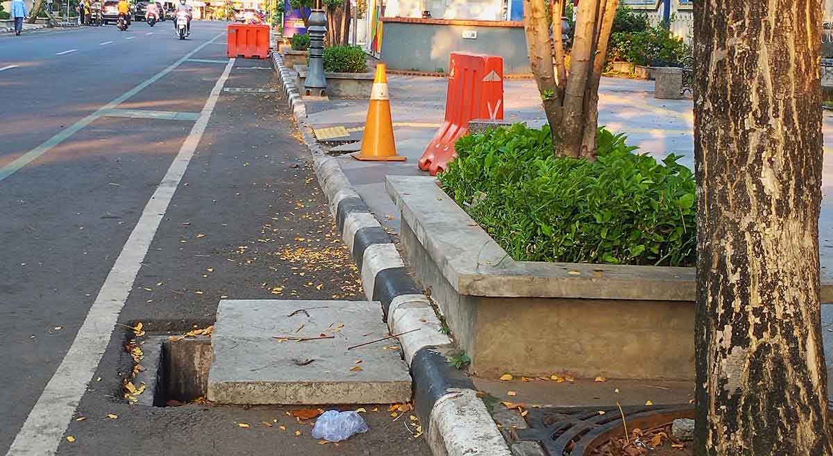 Tutup pembuangan air dari besi di kawasan Bandar Grisse, tepatnya di depan Sekretariat KWG yang hilang. Foto: Ist