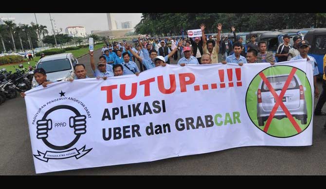 Sopir taksi dan bajaj di Jakarta menggelar demo menolak angkutan umum berbasis online.
