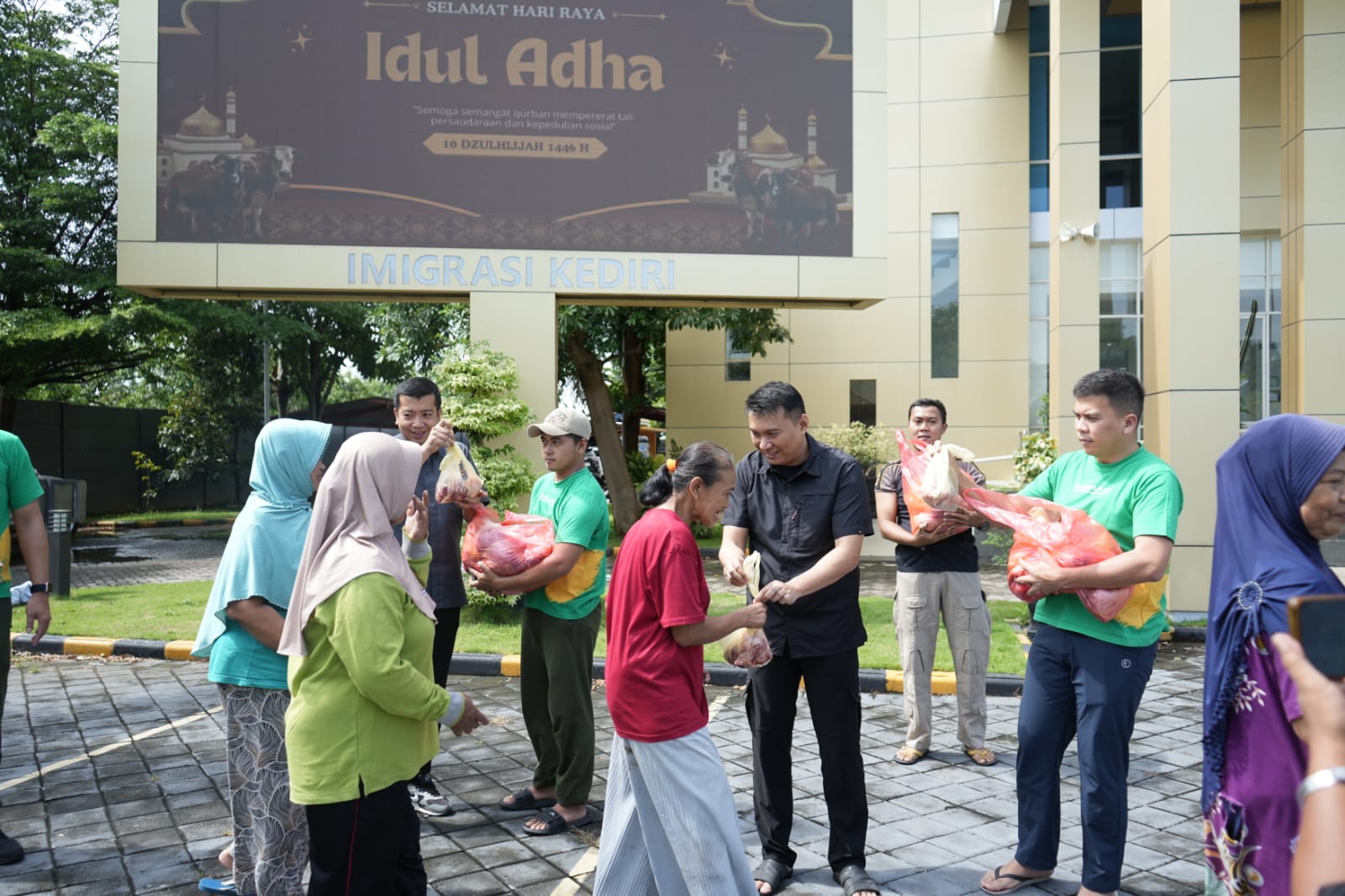 Kantor Imigrasi Kediri Bagikan Daging Kurban 1446 H ke Masyarakat