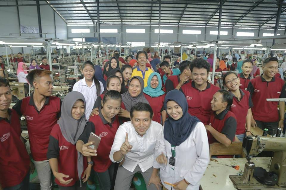 “Pak Emil, Wakile Bu Khofifah, Muda, Ramah, Pinter," Teriak Buruh Perusahaan Plywood Nganjuk