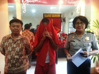 ?Tersangka diapit Kabag Humas Polrestabes Surabaya Kompol Suparti dan Penyidik PPA. Foto:rusmiyanto/BANGSAONLINE