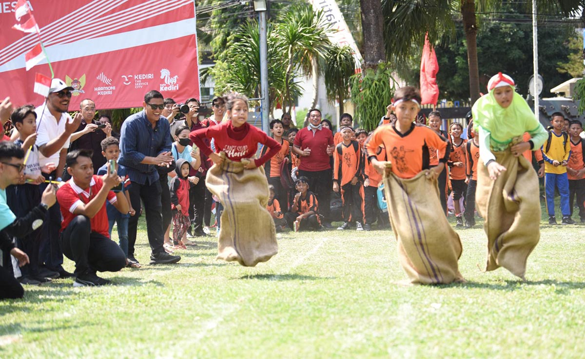 Wali Kota Kediri Abdullah Abu Bakar saat memberi semangat pada lomba balap karung. Foto: Ist.