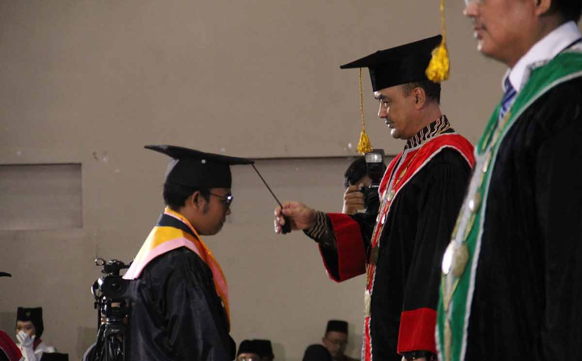 Rohmadi saat wisuda Pascasarjana Unipdu Jombang di Gelora Abi As’ad.