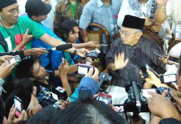 KH Salahuddin Wahid memberikan keterangan di Ponpes Tebuireng. (foto: rony suhartomo/BANGSAONLINE)