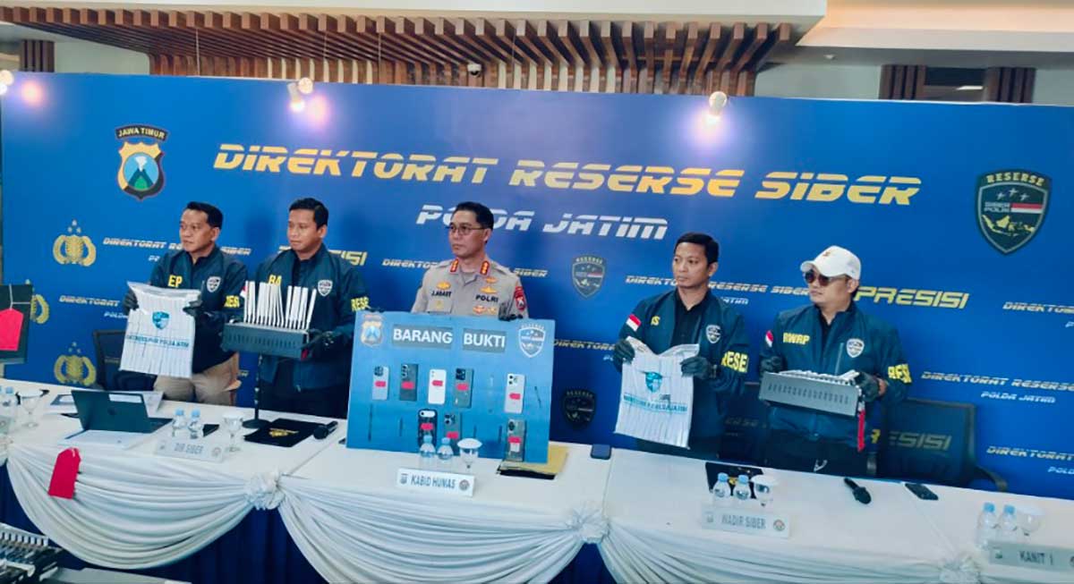 Barang bukti yang ditunjukkan dalam kasus sindikat manipulasi data pribadi di Mapolda Jatim.