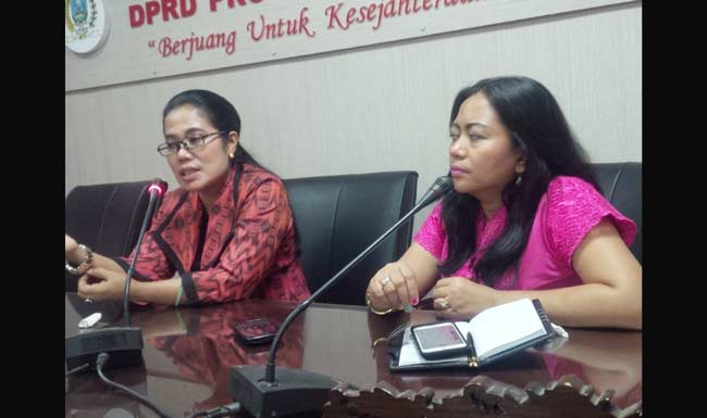 Ketua Fraksi PDI Perjuangan DPRD Jawa Timur, Sri Untari (berkaca mata) didampingi anggota fraksi, Agatha Retnosari saat memberi keterangan pers di ruangan Fraksi PDIP, kemarin. foto: BANGSAONLINE