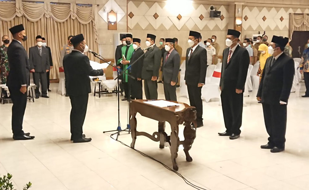 Bupati Gresik Fandi Akhmad Yani saat melantik 6 Dewan Pengawas dan Direksi Perumda Giri Tirta. foto: SYUHUD/ BANGSAONLINE