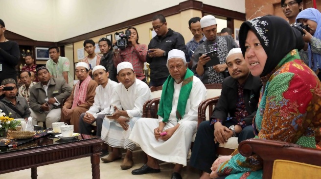 DUKUNGAN- Pengurus Gerakan Umat Islam Bersatu (GUIB) Jawa Timur yang beranggotakan 58 ormas Islam saat bertemu Walikota Surabaya Tri Rismaharini, di ruang kerja walikota Surabaya, Rabu (14/5/2014). foto humas Pemkot Surabaya untuk BangsaOnline
