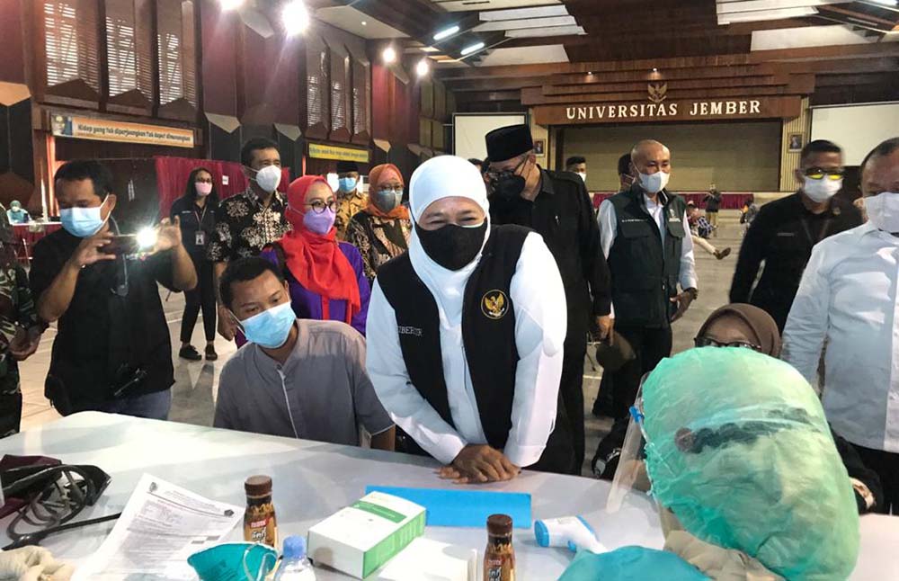 Gubernur Jawa Timur Khofifah indar Parawansa saat melakukan pemantauan langsung pelaksanaan vaksinasi di gedung Soetardjo dan gedung Auditorium UNEJ. Sabtu (31/7). foto: Yudi Indrawan/ Bangsaonline.com