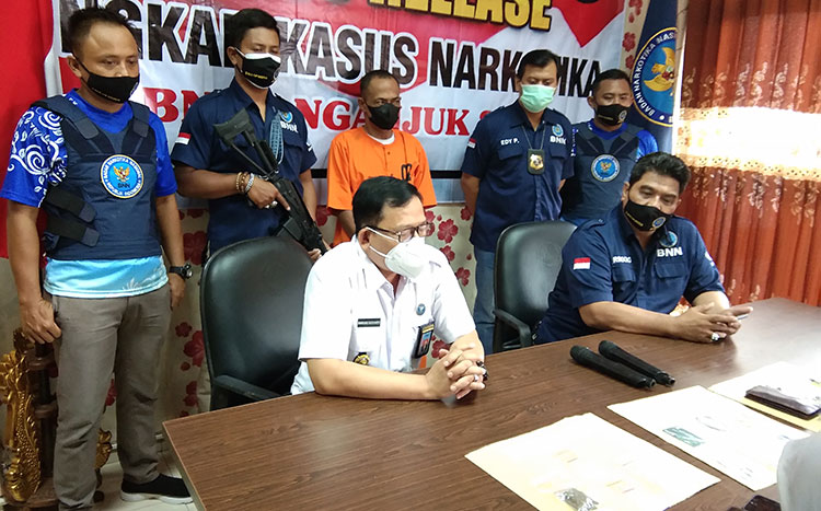Kepala BNNK Nganjuk AKBP Bambang Sugianto saat press release di Kantor BNNK Nganjuk, Jalan Darmojo Kecamatan Nganjuk, Selasa (29/6/2021). (foto: BAMBANG DJ/BANGSAONLINE)