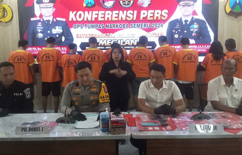 Kapolres Lamongan, AKBP Bobby Adimas Candra Putra, saat memimpin rilis pers hasil operasi tumpas narkoba.