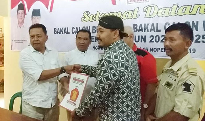Pasangan Ony-Antok menyerahkan berkas pendaftaran bacabup-bacawabup kepada pengurus DPC Gerindra Ngawi.