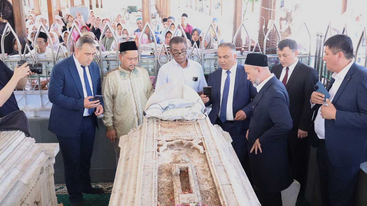 Bupati Gresik ketika mendampingi Gubernur Samarkand ziarah ke Makam Malik Ibrahim. Foto: Ist

