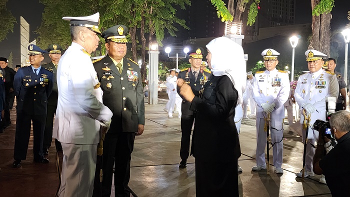 Gubernur Jawa Timur Khofifah Indar Parawansa bersama forkopimda usai melakukan Upacara Malam Renungan Suci Hari Pahlawan 2023.