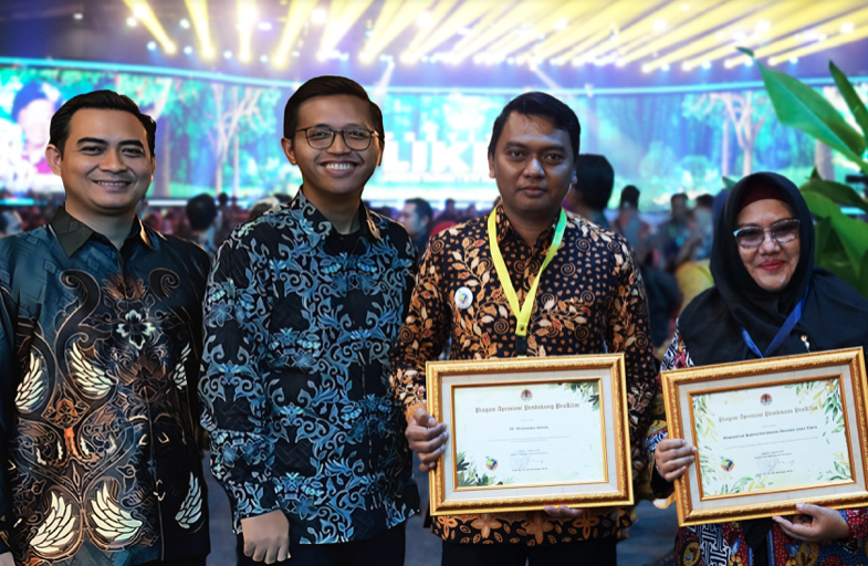 SVP Teknologi PG, Bambang Ariwibowo (dua dari kanan) bersama Wabup  Gresik, Aminatun Habibah dan Insan PG usai menerima penghargaan sebagai perusahaan yang mendukung  ProKlim dari KLHK di Jakarta. FOTO: ist