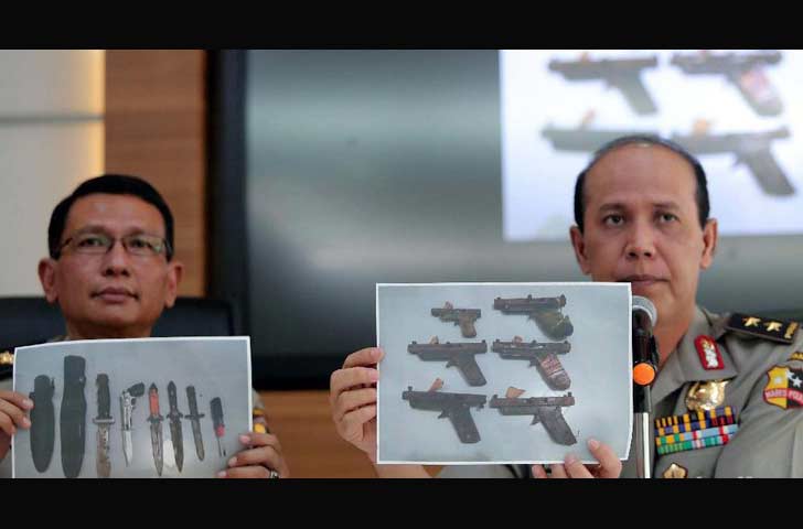 Kadiv Humas Mabes Polri Irjen Pol Boy Rafli Amar bersama dengan Kabag Penum Divisi Humas Polri Kombes Pol Martinus Sitompul menunjukan barang bukti senjata api saat rilis penanganan teroris Tuban di Mabes Polri, Jakarta, Senin (10/4). foto: detik.com