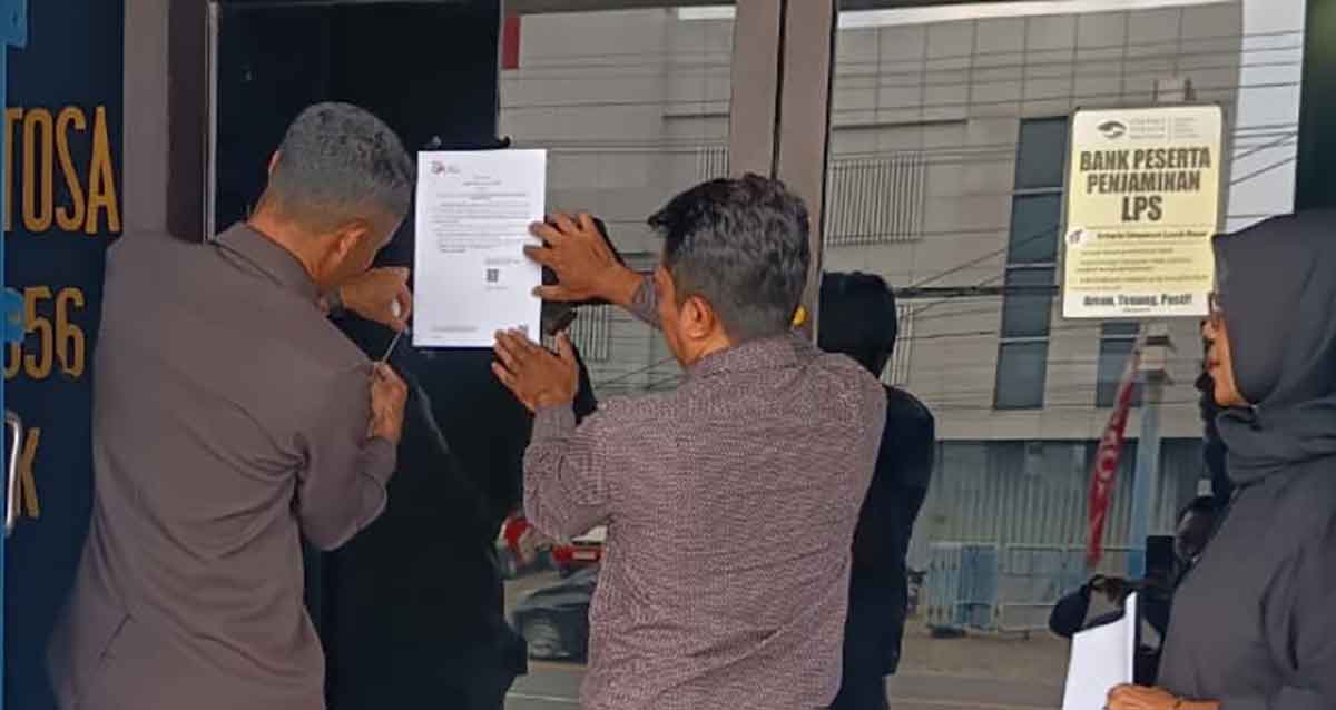Petugas OJK Kediri saat menyegel Kantor PT BPR Nagajayaraya Sentrasentosa. Foto: Ist