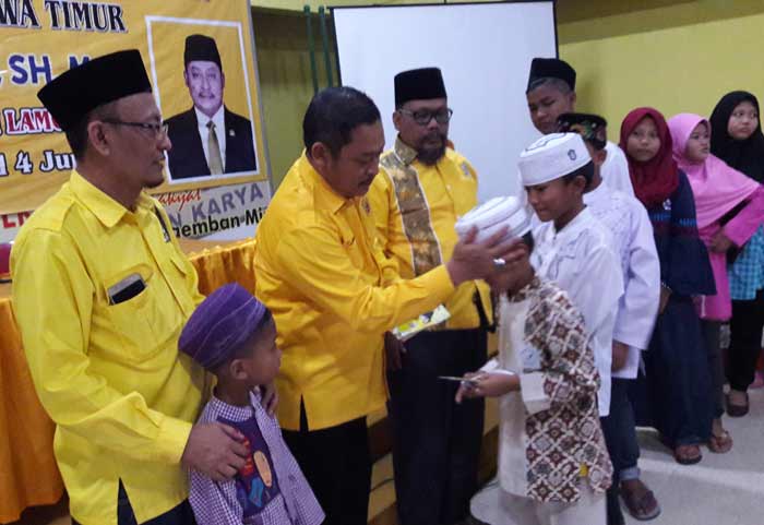 Ketua Golkar Gresik H. Ahmad Nurhamim, Anggota DPRD Jatim Kodrat Sunyoto, dan Gus Nur saat menyantuni yatim.