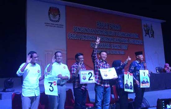 Tiga pasangan Cagub-Cawagub DKI Jakarta berfoto bersama usai pengundian nomor urut di JIExpo Kemayoran, Jakarta Pusat, Selasa (25/10) malam.
